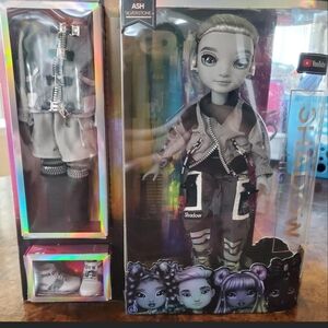 ASH Silverstone Shadow High Fashion Doll - Gray Outfit